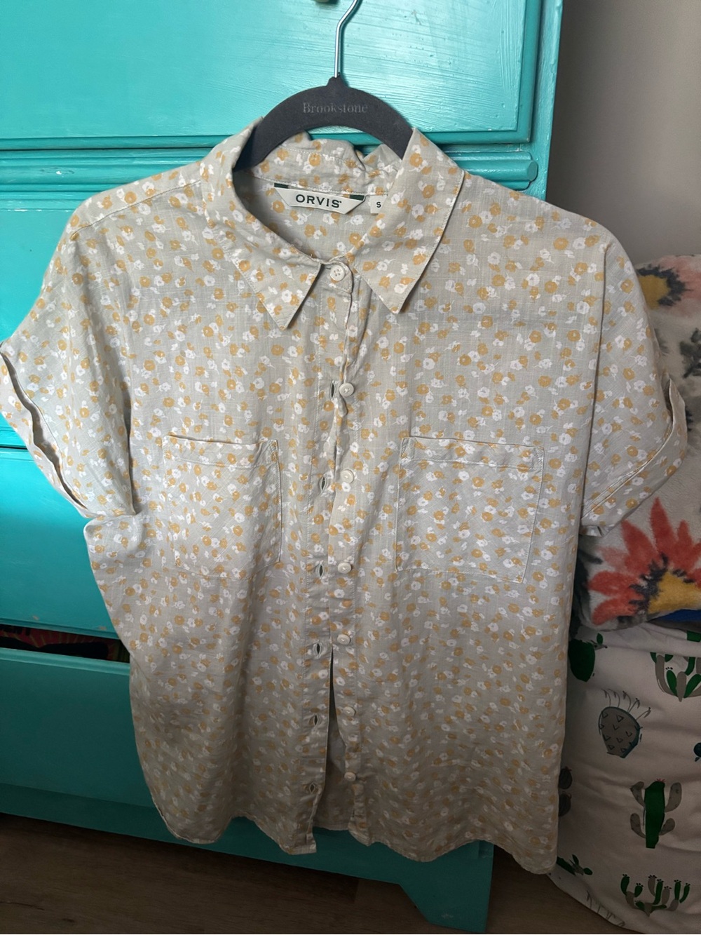 Orvis Casual Short-Sleeve Button Down Shirt in Light Gray and Mustard